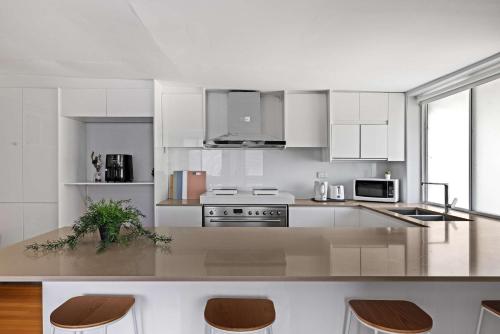 kuhinja, Light & Simple Single Room - Peakhurst Area - Shared Bathroom in Hurstville