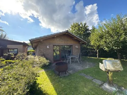 Bungalow im Garten in Wiek - ruhig im Grünen mit Grill in Wiek auf Rügen, Deutschland