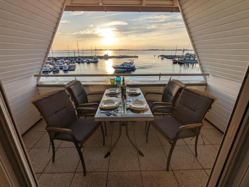 Fewo "An de Waterkant" - Leuchtturmblick nach Hiddensee vom Balkon in Wiek auf Rügen, Deutschland