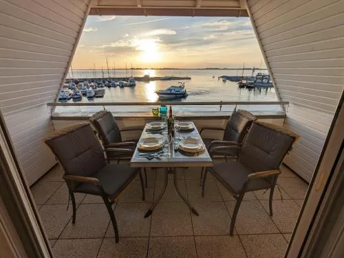 Fewo "An de Waterkant" - Leuchtturmblick nach Hiddensee vom Balkon in Wiek auf Rügen, Deutschland