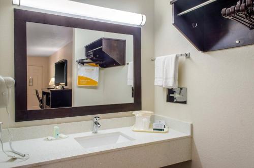 Quality Inn McComb - main image