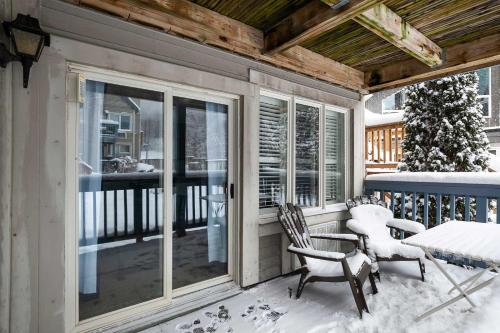 Heavenly Hideaway Ski-In-Out Pool Shuttle in The Blue Mountains (ON)