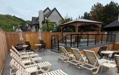 Heavenly Hideaway Ski-In-Out Pool Shuttle in The Blue Mountains (ON)