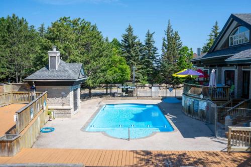 Heavenly Hideaway Ski-In-Out Pool Shuttle in The Blue Mountains (ON)