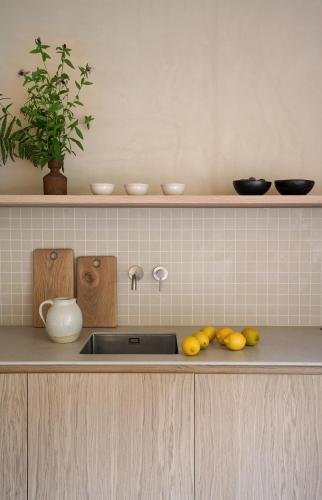 virtuve, Casa Mínima retiro Passivhaus (Casa Minima retiro Passivhaus) in Valvanuz