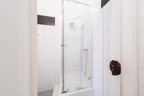 Iconic 6BR Luxury Stay in City Center - image 11