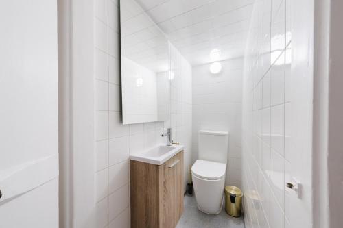 City Center Iconic 6BR Luxury Stay wAC - image 2