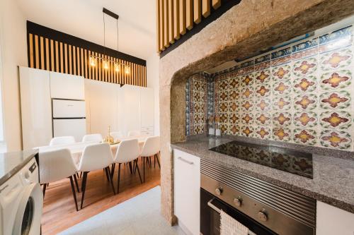 Iconic 6BR Luxury Stay in City Center - image 3