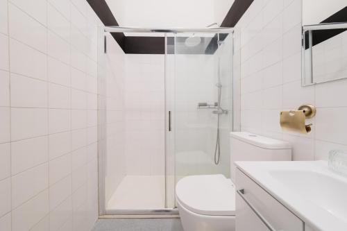 Iconic 6BR Luxury Stay in City Center - image 6