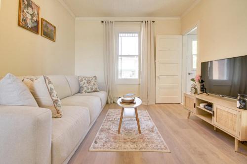 . 2 chambres bord de l'eau parking 5 min centre-ville zen