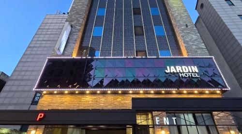 Jardin Hotel - Tap to explore photos