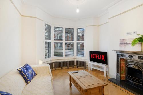 Willesden Luxe with Parking 10 mins to Station, London