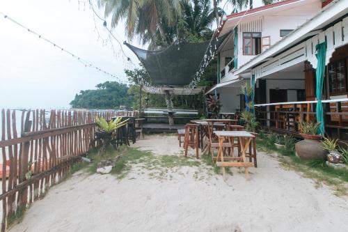 RedDoorz @ Tandikan Beach Cottages - 레스토랑