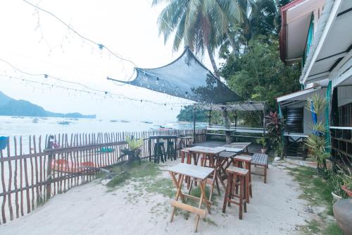 RedDoorz @ Tandikan Beach Cottages - 레스토랑