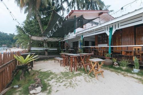 RedDoorz @ Tandikan Beach Cottages - 레스토랑
