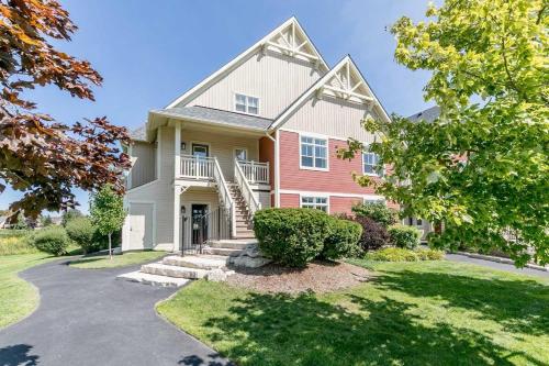 Sunny Days - Steps to Blue Mtn - Hot Tub & Shuttle in The Blue Mountains (ON)