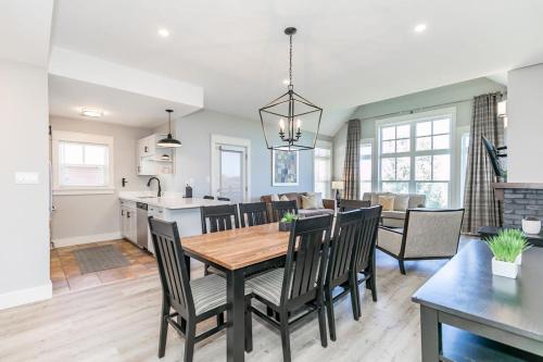 Sunny Days - Steps to Blue Mtn - Hot Tub & Shuttle in The Blue Mountains (ON)