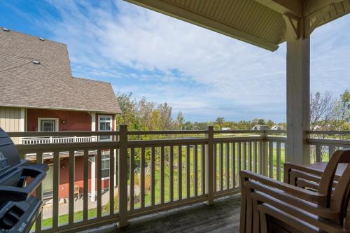 Sunny Days - Steps to Blue Mtn - Hot Tub & Shuttle in The Blue Mountains (ON)