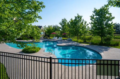 Sunny Days - Steps to Blue Mtn - Hot Tub & Shuttle in The Blue Mountains (ON)