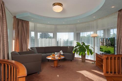 April hotel Panorama