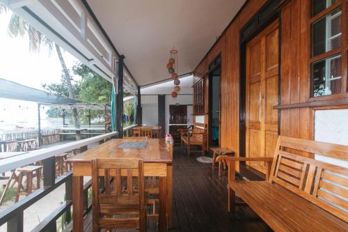 RedDoorz @ Tandikan Beach Cottages - 발코니/테라스