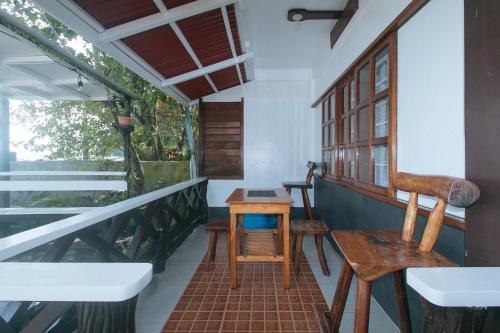 RedDoorz @ Tandikan Beach Cottages - 발코니/테라스