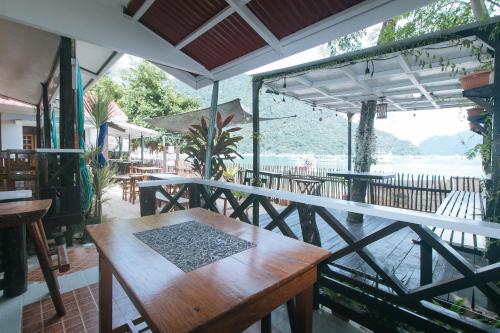 RedDoorz @ Tandikan Beach Cottages - 발코니/테라스