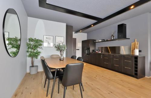 LL Properties - TB24 Elegant Escape w Hot-tub Access, Akureyri (zdjęcie 2)