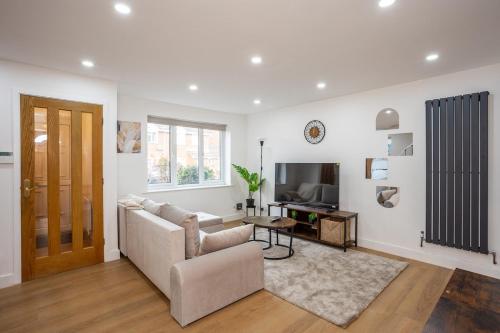 Spacious 5 Bed Family Home with Parking and Fast WiFi Leicester – khách sạn tại Beaumont Leys