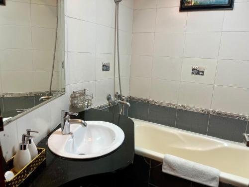 room detail thumbnail 2