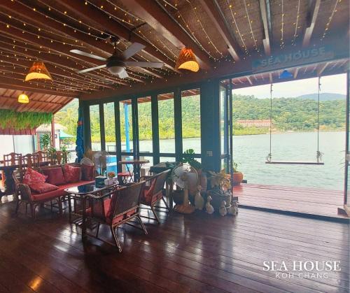 Sea House Koh Chang in Bang Bao Bay