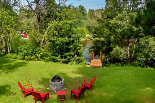 Waterfront with Spa - Le Retro in Melbourne (QC)