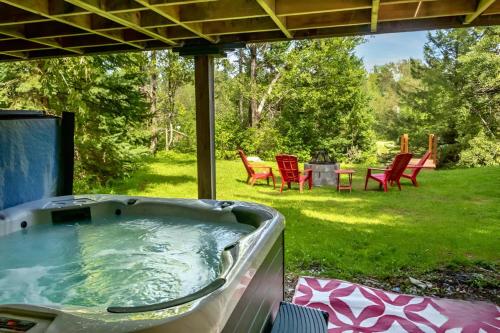 Waterfront with Spa - Le Retro in Melbourne (QC)