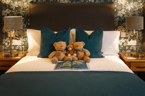 1 double bed, 2 twin beds