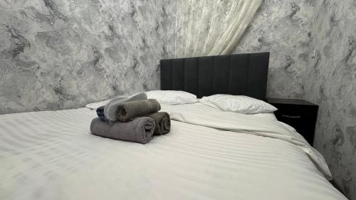 1 queen bed, 2 twin beds