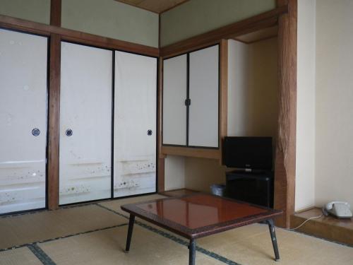 Kappo Ryokan Suimeisou Stop at Kappo Ryokan Suimeisou to discover the wonders of Kashiwa. The property offers a high standard of service and amenities to suit the individual needs of all travelers. Service-minded staff will