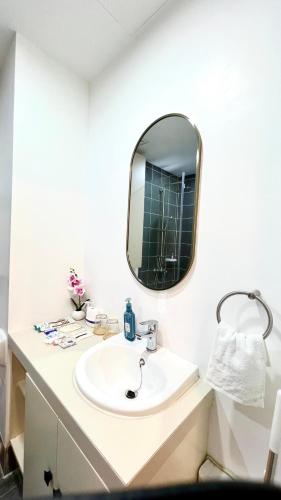 Bathroom, AMANI GRAND CITYGATE STUDIO by ADORE IT in Cabantian