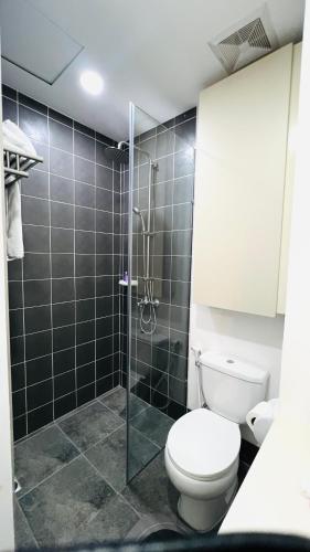 Shower, AMANI GRAND CITYGATE STUDIO by ADORE IT in Cabantian