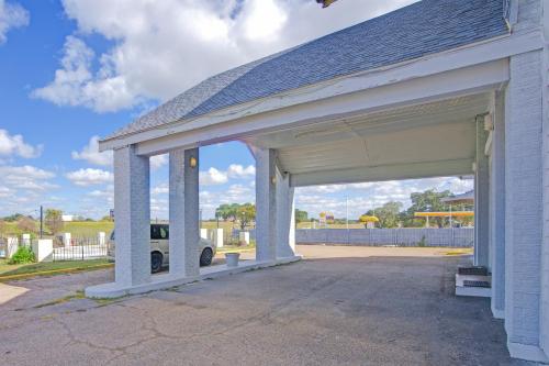 Entrance, Sunset Inn Flatonia I 10 by Hotel O in Orange Beach (AL)