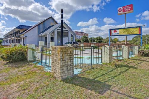 Exterior view, Sunset Inn Flatonia I 10 by Hotel O in Orange Beach (AL)