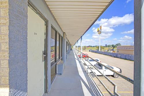 Balcony/terrace, Sunset Inn Flatonia I 10 by Hotel O in Waterfront/beach