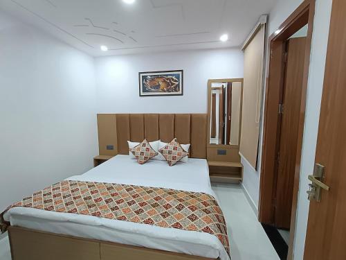 HOTEL UNIQUE KOMFORT - 3 mins walk from golden temple - image 5
