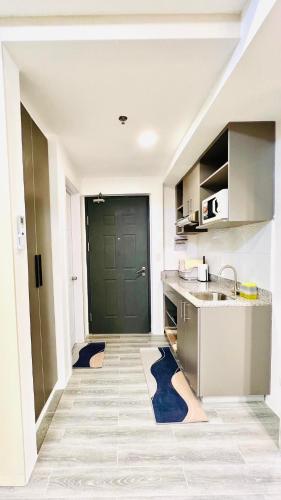 Kitchen, AMANI GRAND CITYGATE STUDIO by ADORE IT in Cabantian