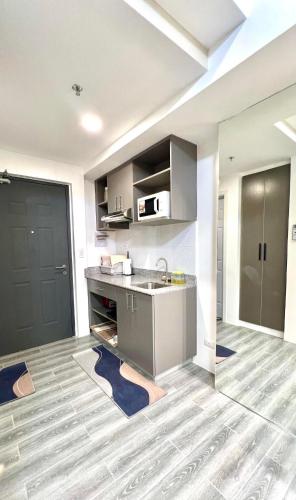 Kitchen, AMANI GRAND CITYGATE STUDIO by ADORE IT in Cabantian