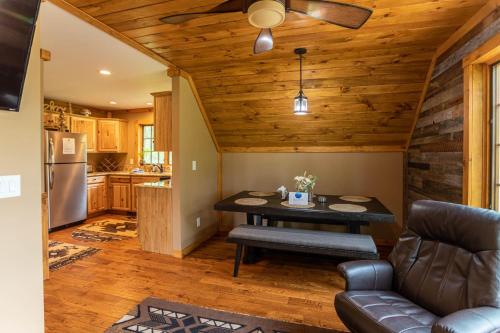 Deerview Cottage at Eagles Nest in Beech Mountain, USA