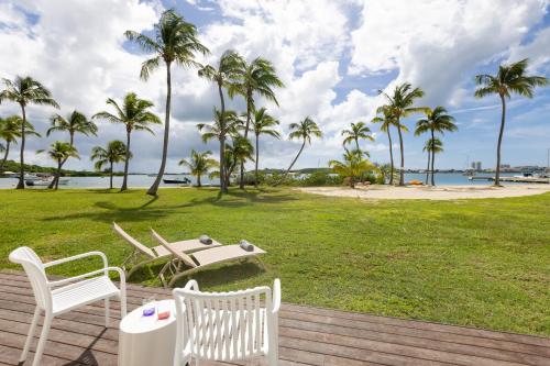 Les appartements du Flamboyant vu sur le lagon – khách sạn tại Sandy Ground