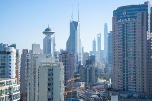 Shanghai Yi Du B&B - Family Suite 500m to Nanjing West Rd Near People's Square -Credit Cards Accepted, Shanghái