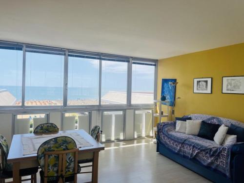 Spacious sea view flat with terrace
