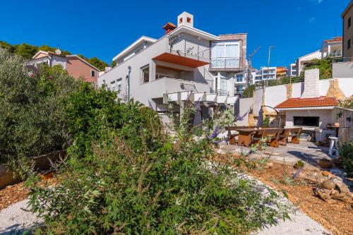 Apartments JaVi - private parking - image 9