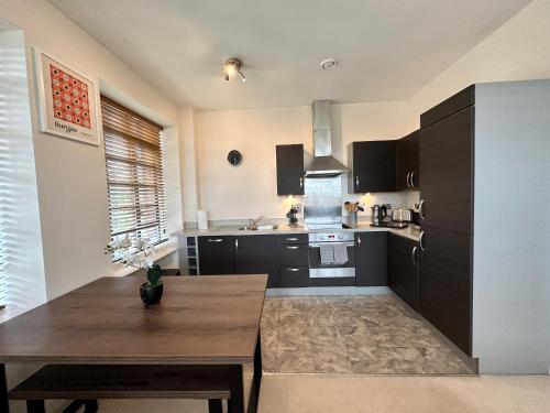 The Aviator Apartment - Farnborough - Allocated Parking, WI-FI & Self Check-in - Deepcut
